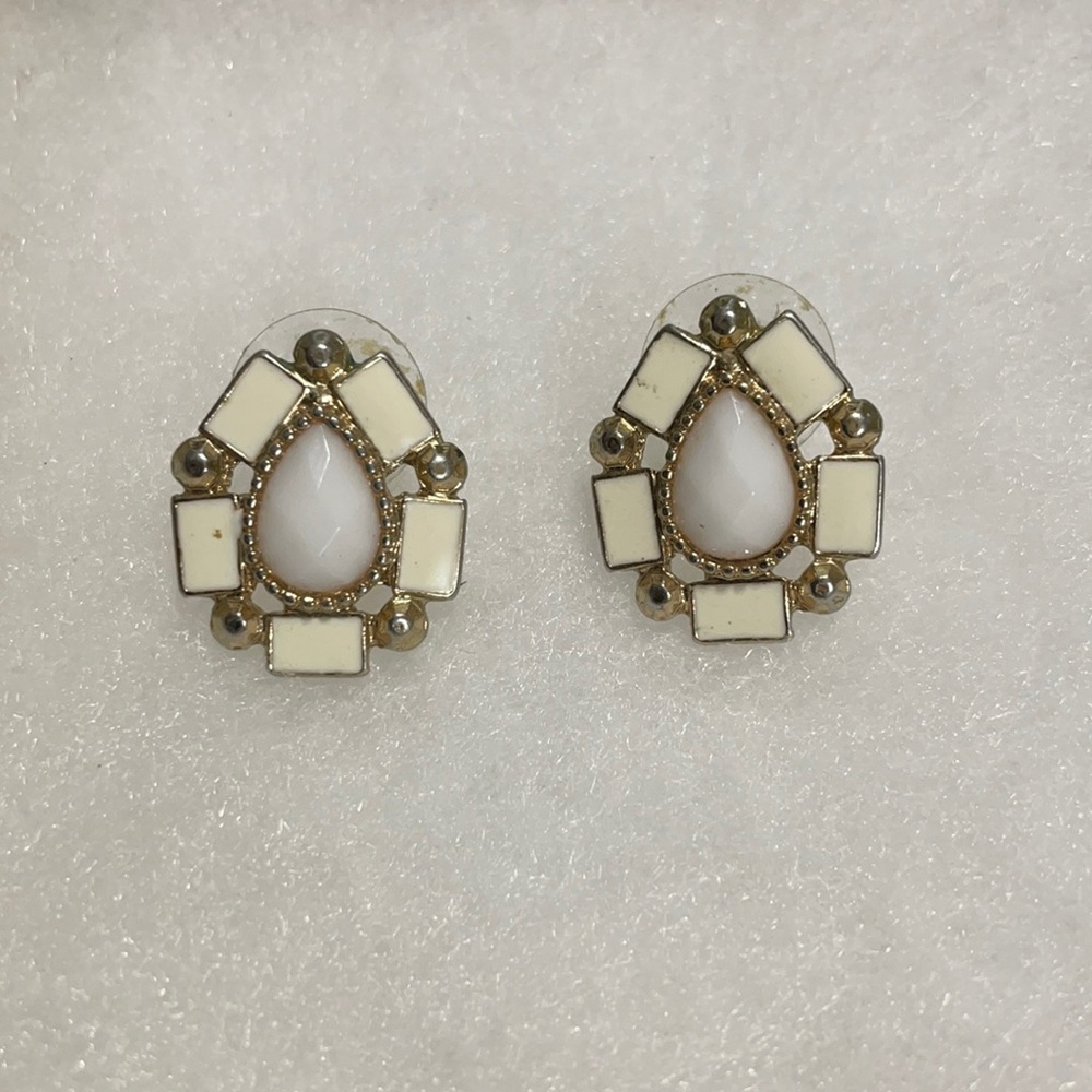 Vintage style white earrings